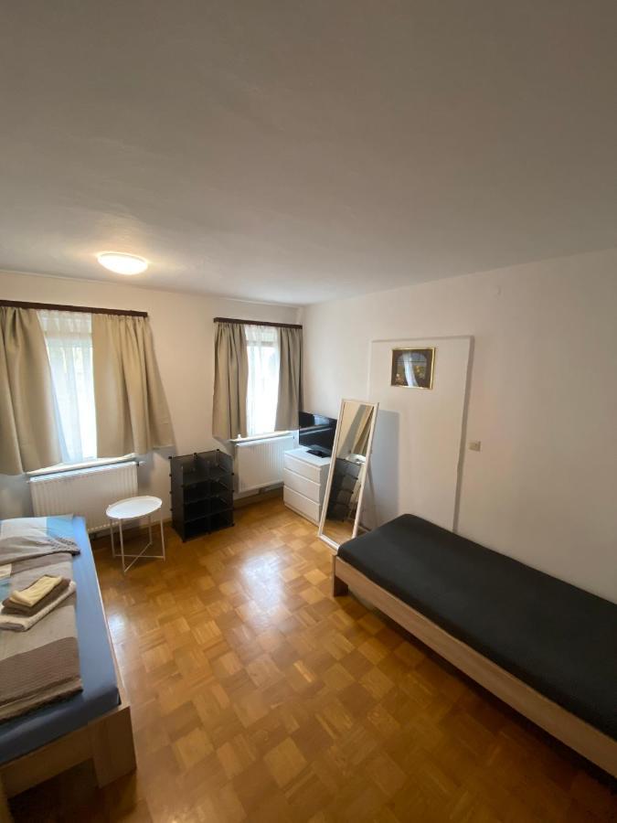 Einfaches Haus Mit Privatzimmern Und Gemeinschaftsraeumen Χαϊλμπρόν Εξωτερικό φωτογραφία